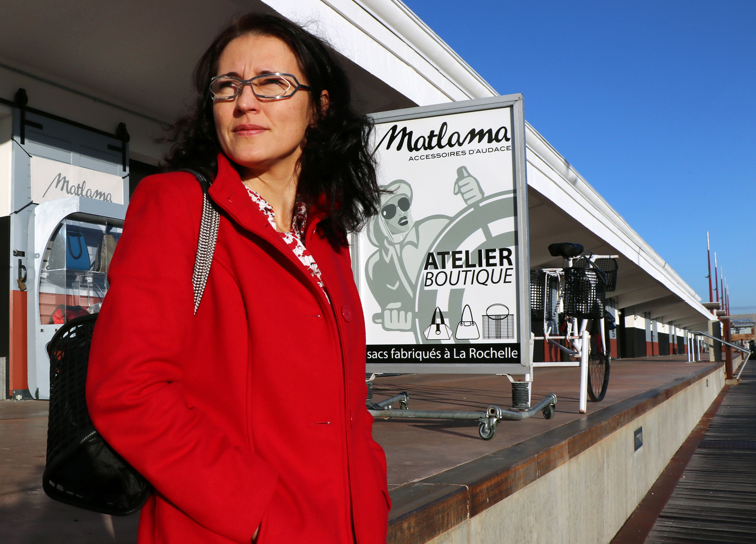 Marina face à sa boutique