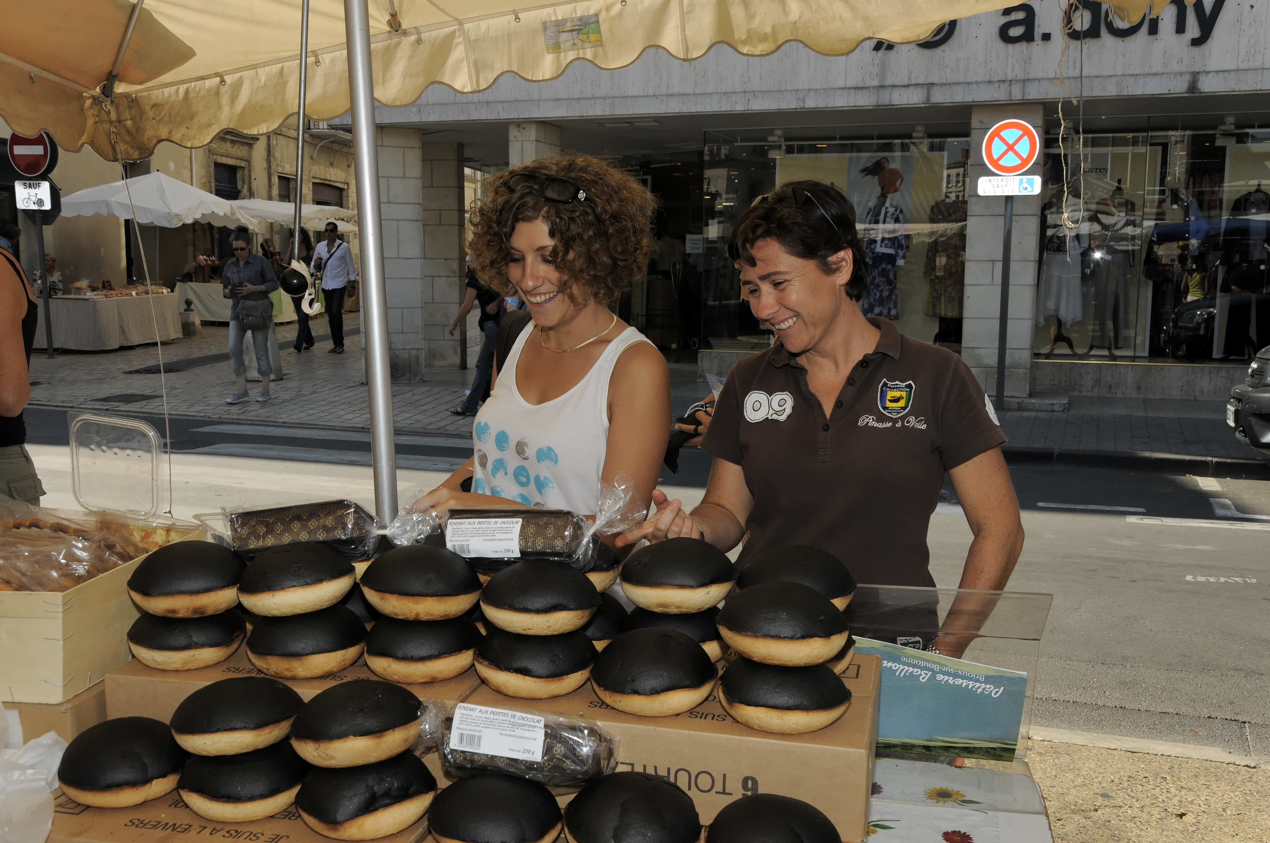 Stand de marché avec les produits locaux