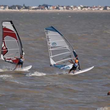 Deux veliplanchistes sur les vagues d'Angoulins