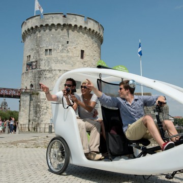 Un couple en balade dans un vélo taxi
