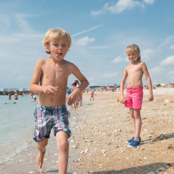 Enfants les pieds dans l'eau Plage des Minimes