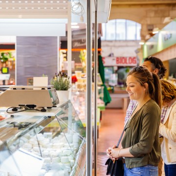 Jeune femme devant un stand sous les Halles La Rochelle