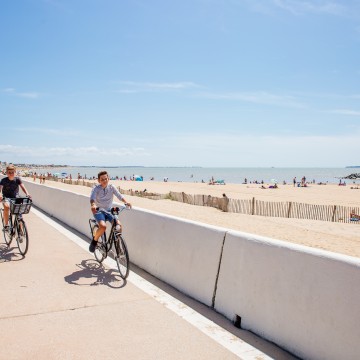 Balade à vélo le long de la plage de Châtelaillon-Plage