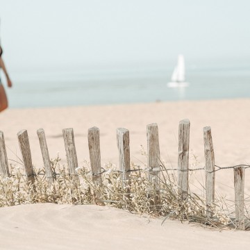 Femme marchant sur la plage de Châtelaillon-Plage