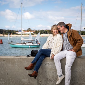 Couple se faisant un calin sur la digue du Nouveau Monde La Rochelle