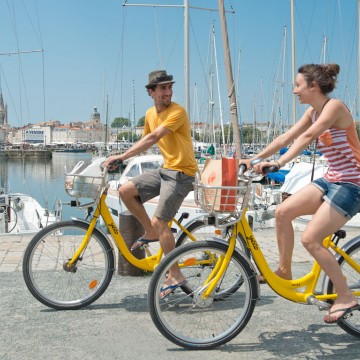 couple sur des vélos jaunes sur le port