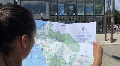 Personne lisant la carte touristique de La Rochelle