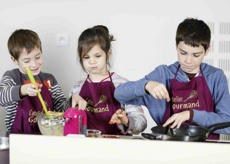 trois enfants cuisinent