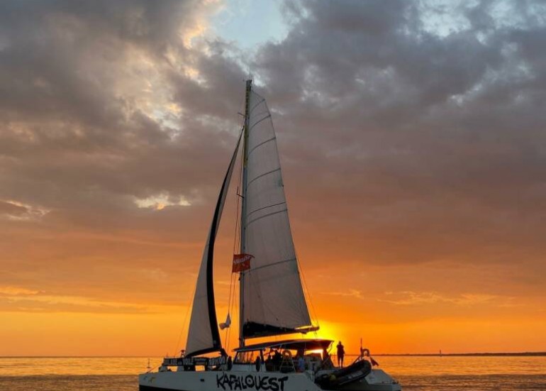 Paseo en catamarán a vela al atardecer - Kapalouest Paseo en catamarán a vela al atardecer - Kapalouest