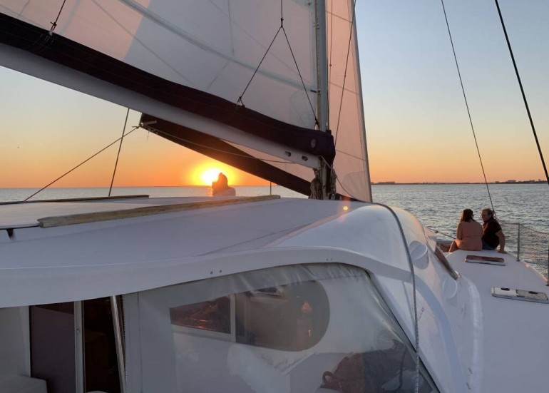 Paseo en catamarán al atardecer - Aldabra Yacht Charter Paseo en catamarán al atardecer - Aldabra Yacht Charter