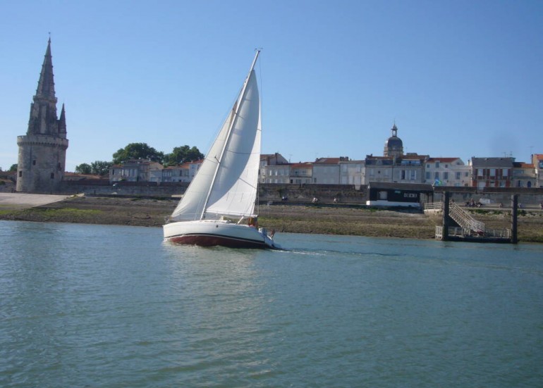 Kirikou devant la Tour de la Lanterne - la Voile pour Tous