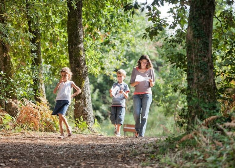 Famille dans le sentier forestier