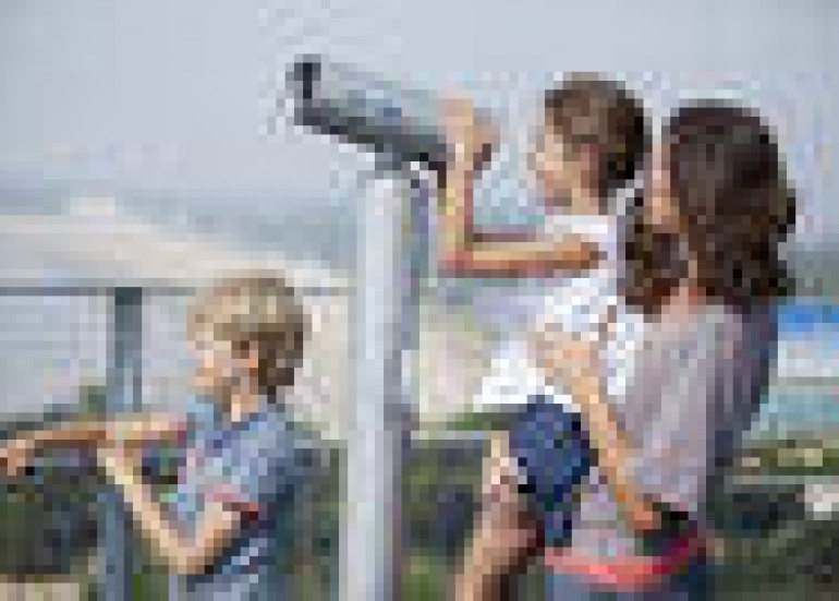 Famille sur la plateforme de la tour de guet