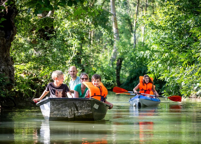 Balade en barque avec un batelier dans le Marais poitevin