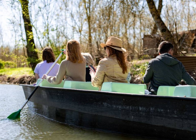 Balade en barque dans le Marais poitevin à Bazoin