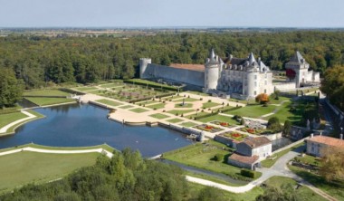 vue aérienne sur le château et la grande pièce d'eau