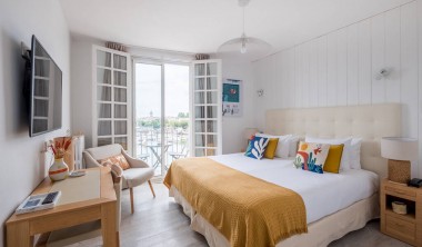 Hôtel la Tour de Nesle La Tour de Nesle - Chambre avec balcon et vue panoramique sur le vieux port