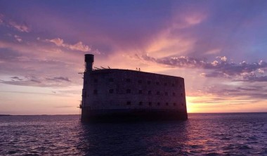 Fort Boyard au soleil couchant - La Rochelle Croisières