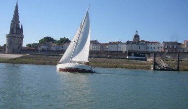 Kirikou devant la Tour de la Lanterne - la Voile pour Tous