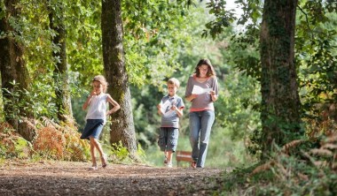 Famille dans le sentier forestier