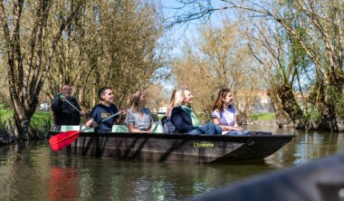 Balade en barque avec un batelier dans le Marais poitevin