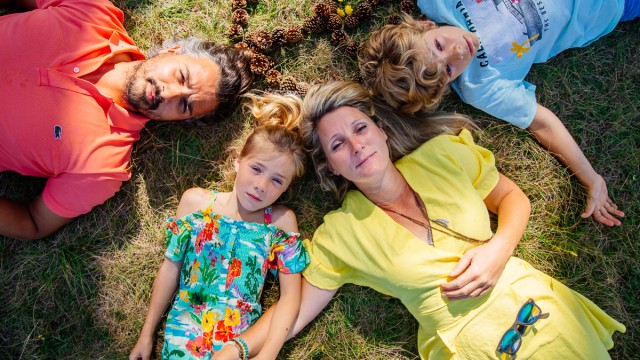 Famille couchée dans l'herbe, vue de dessus