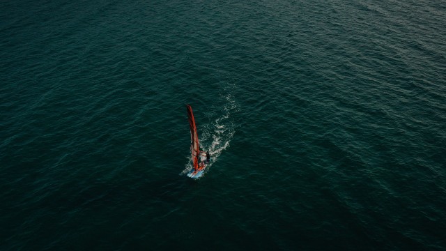 Planche à voile sur la mer vue du ciel