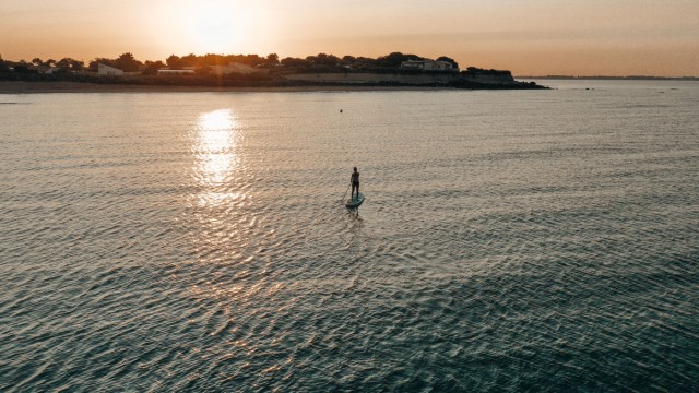 Paddle en mer au lever du soleil