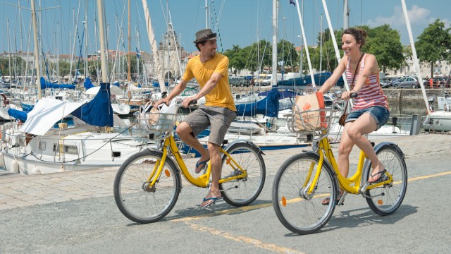 Couple sur un vélo sur le port