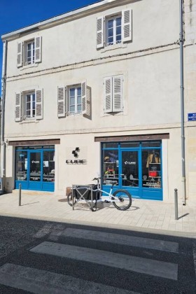 Cube store LR Façade